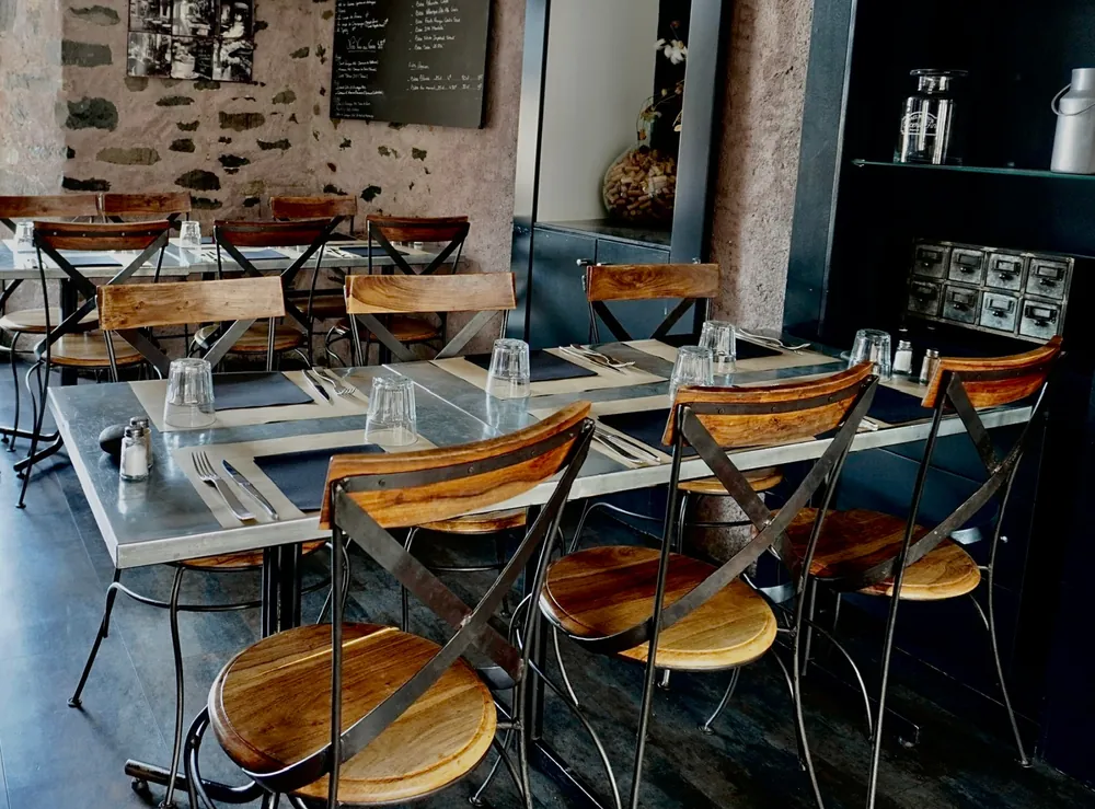 La salle rénovée du restaurant, pierre apparente et bois
