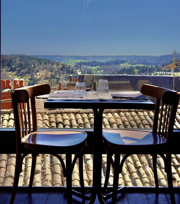Terrasse avec vue sur les toits de Saint-Flour