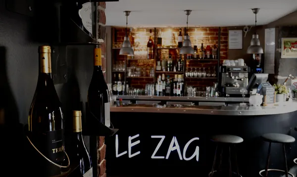 Le comptoir du bar à vin Le Zag